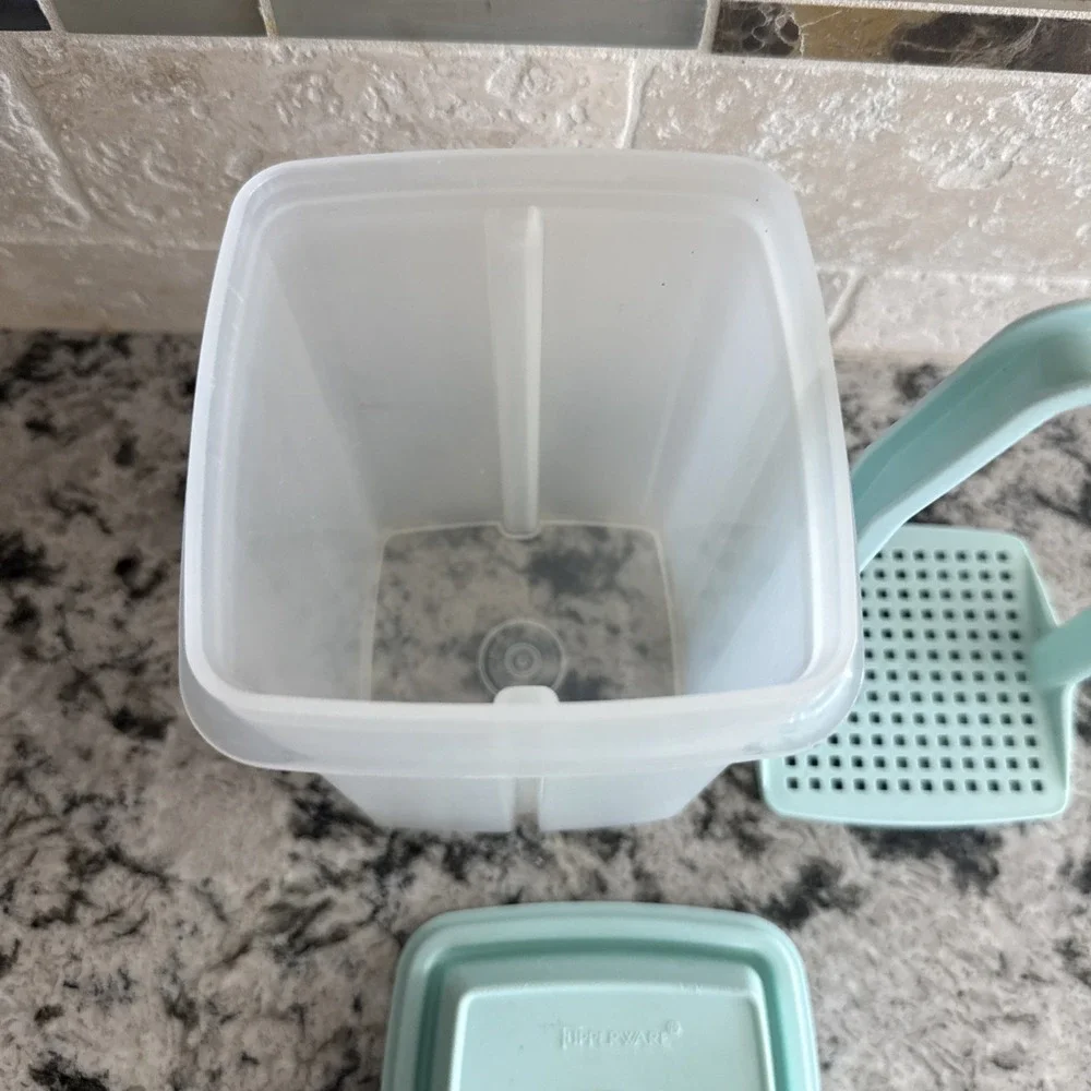 TUPPERWARE Pick A Deli Pickle Sm Keeper Container Mint Seal Lift Drain 4 1/2 Cup